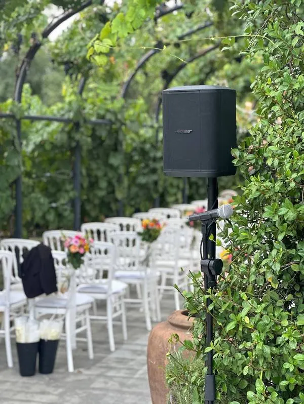 Bocina Bose portátil sobre tripié en un evento